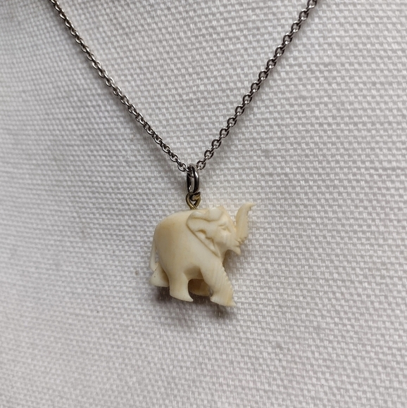 𝅺VINTAGE Unique Handcrafted Miniature Bone Carved Elephant Pendant for Necklace - Picture 1 of 6